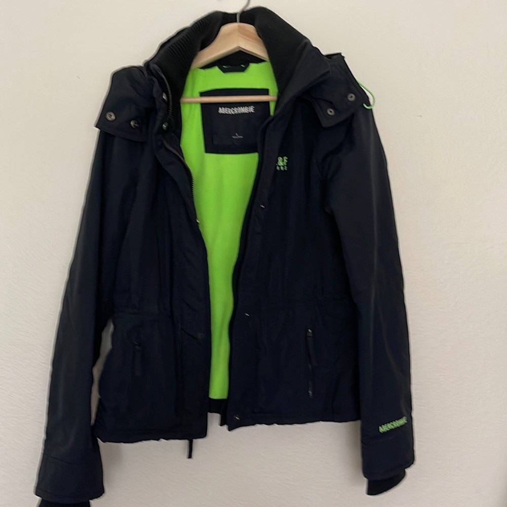 ABERCROBIE. Size L. Color navey. Inside green